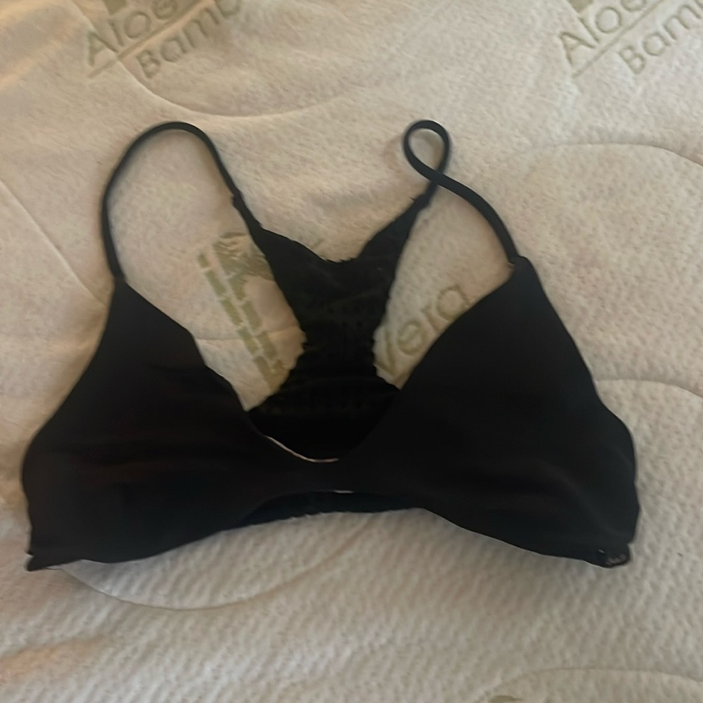 Acacia jaws top size medium. A little stretched out sold as is